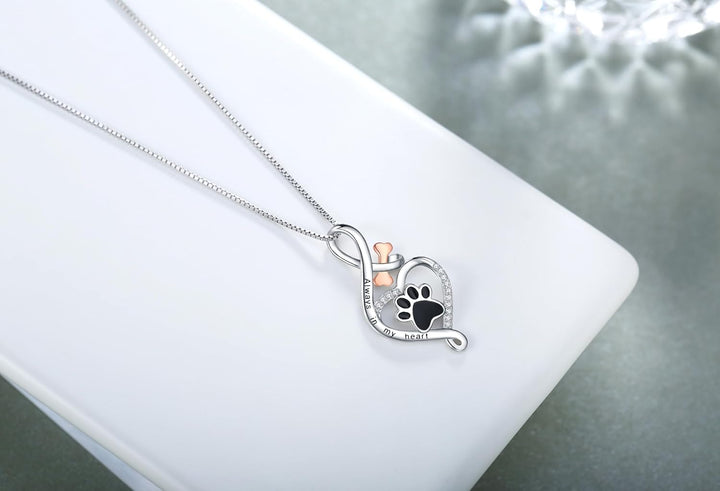 Collier Patte Chanceuse avec Cœur, Os & Infini – Pendentif “Toujours dans Mon Cœur”