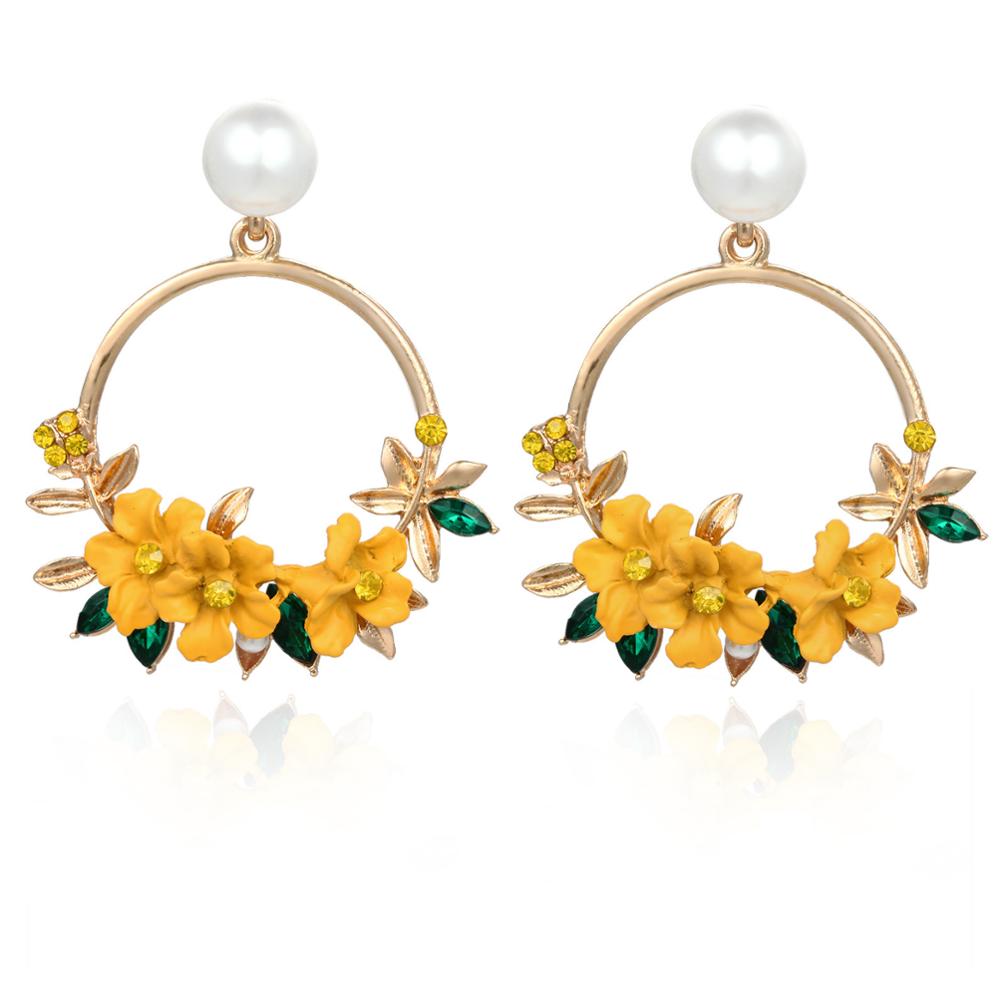 Boucles d'oreilles élégantes en or avec fleurs et perles