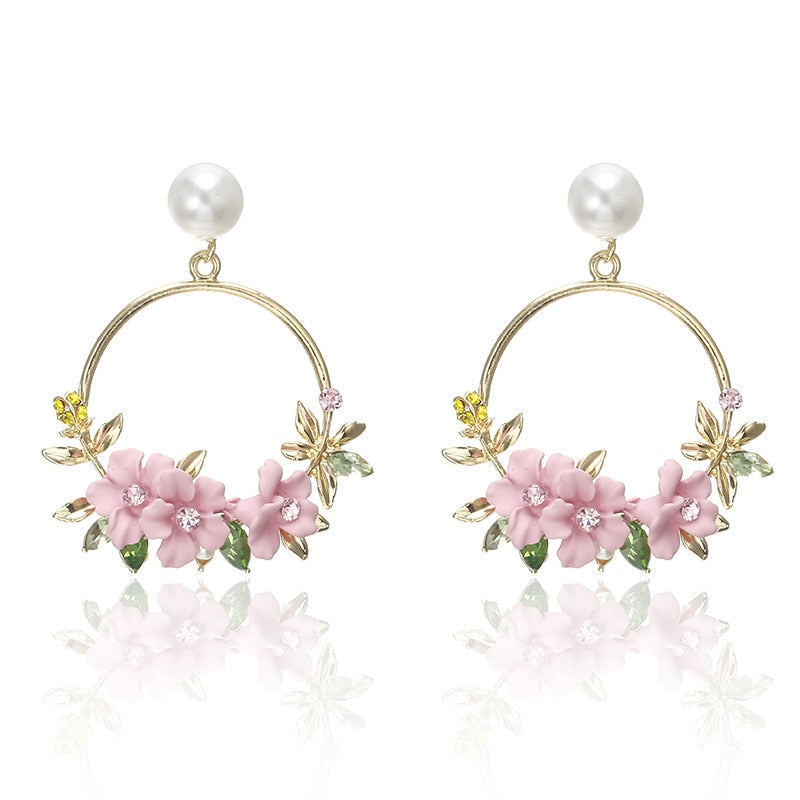 Boucles d'oreilles élégantes en or avec fleurs et perles