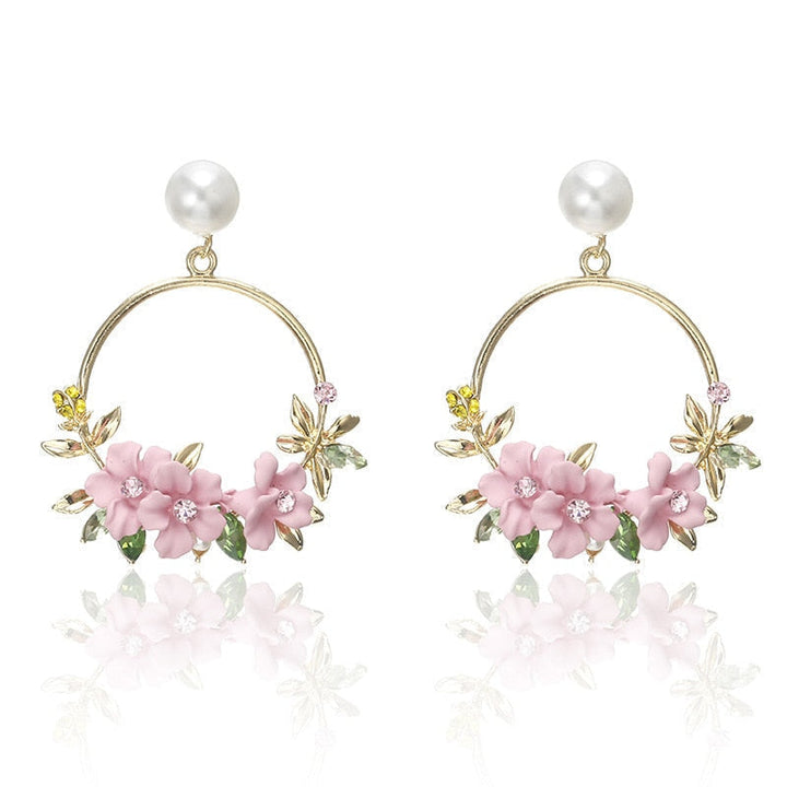 Boucles d'oreilles élégantes en or avec fleurs et perles
