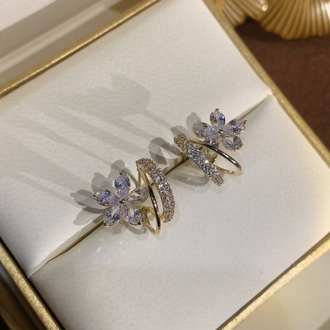 Boucles d'oreilles florales en or avec zirconia étincelant