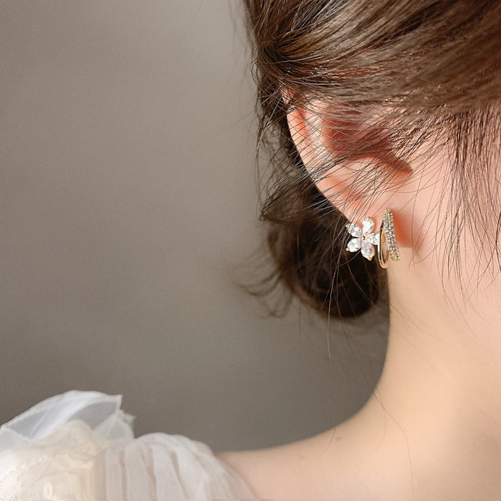 Boucles d'oreilles florales en or avec zirconia étincelant