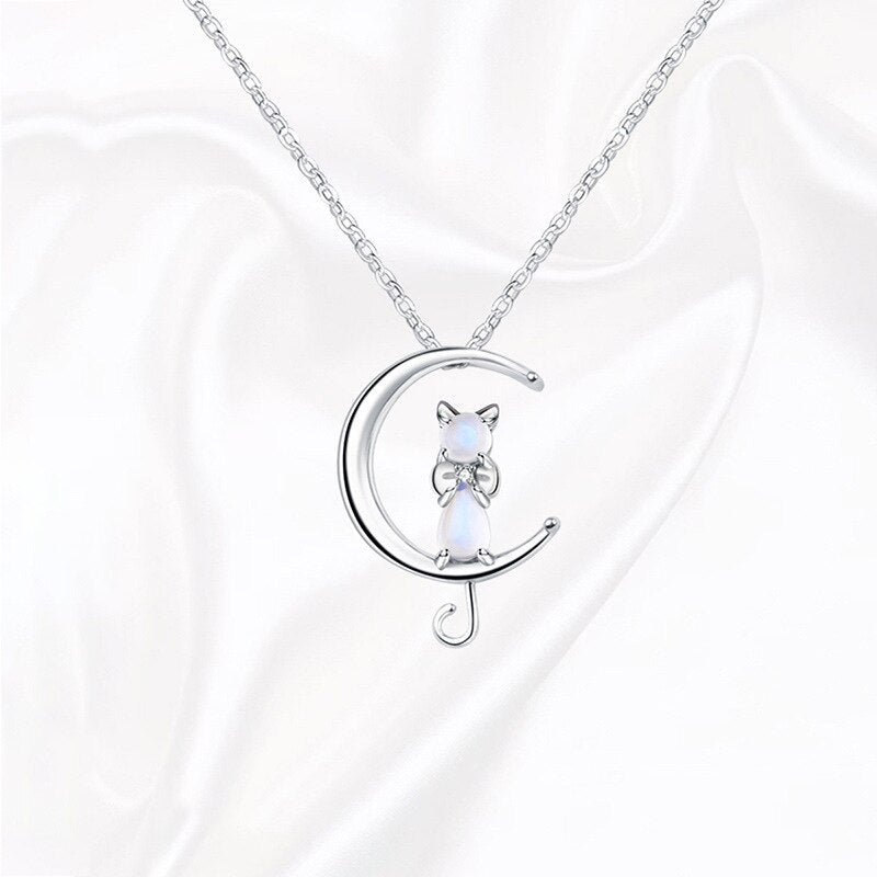 Collier en croissant de pierre de lune et chat